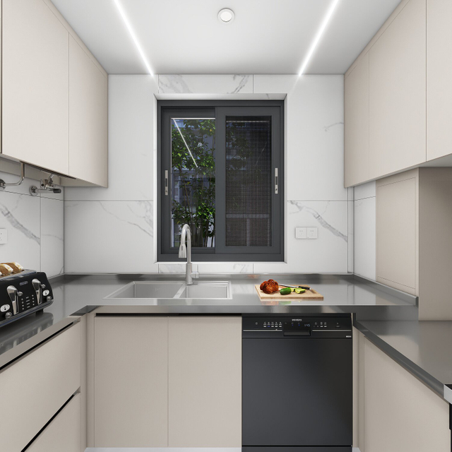 Armadio di fascia alta con porta in vetro dorato